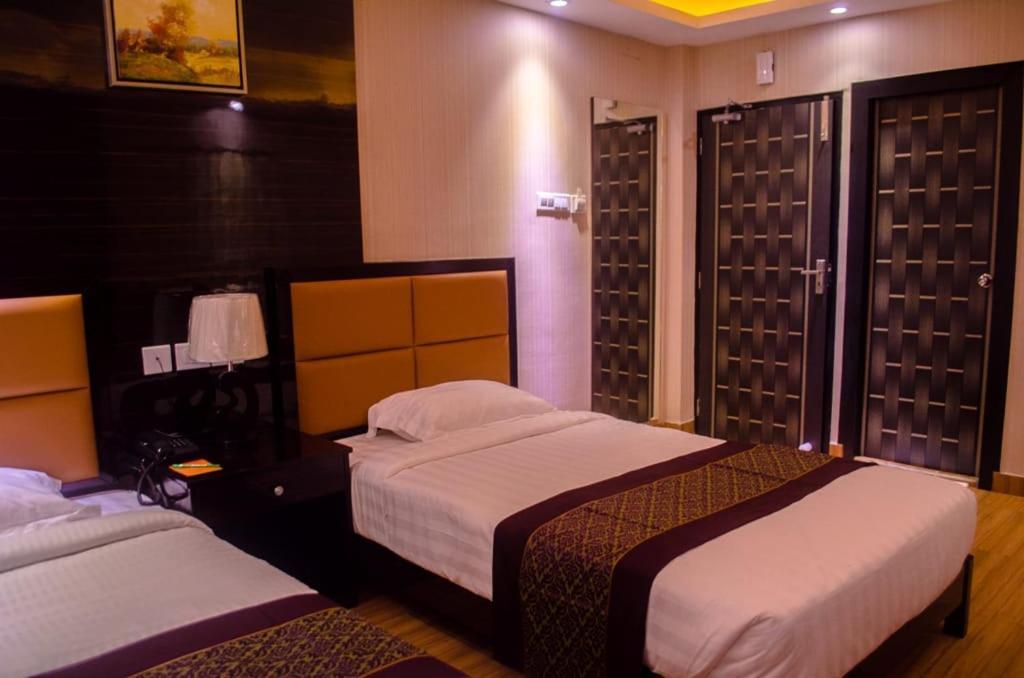 Hotel Comfotel Calcutta Buitenkant foto