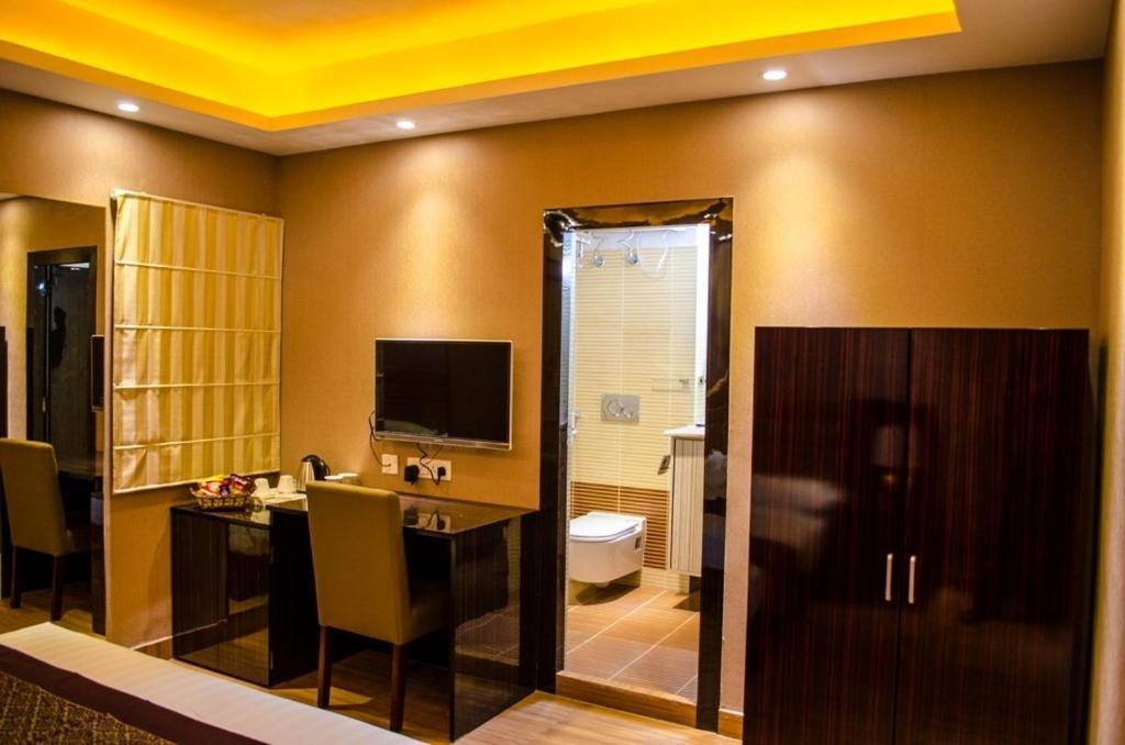 Hotel Comfotel Calcutta Buitenkant foto