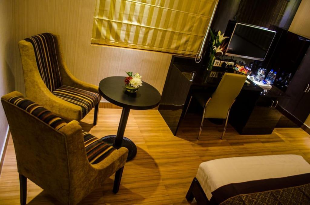 Hotel Comfotel Calcutta Buitenkant foto