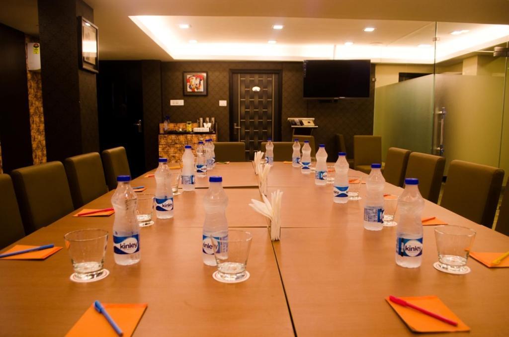 Hotel Comfotel Calcutta Buitenkant foto