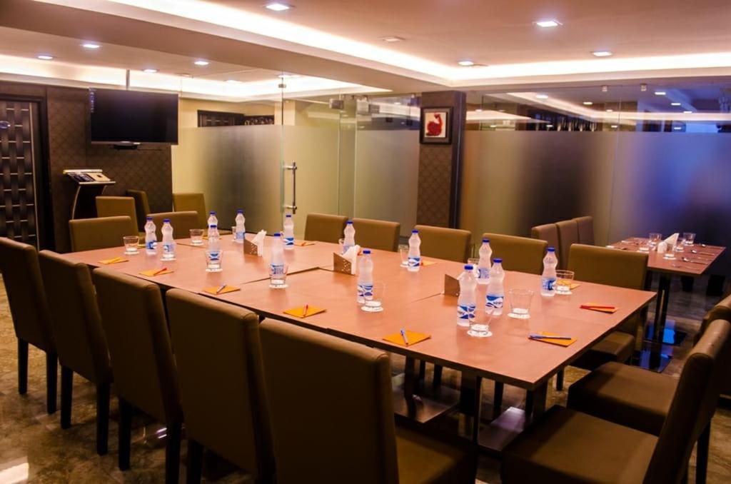 Hotel Comfotel Calcutta Buitenkant foto