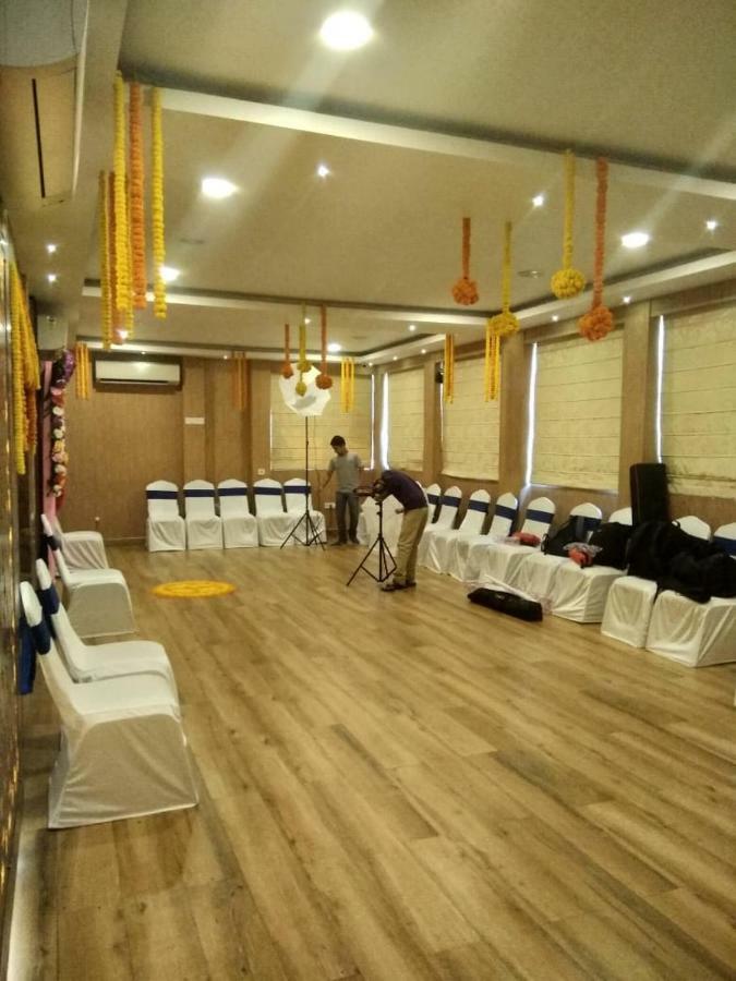 Hotel Comfotel Calcutta Buitenkant foto
