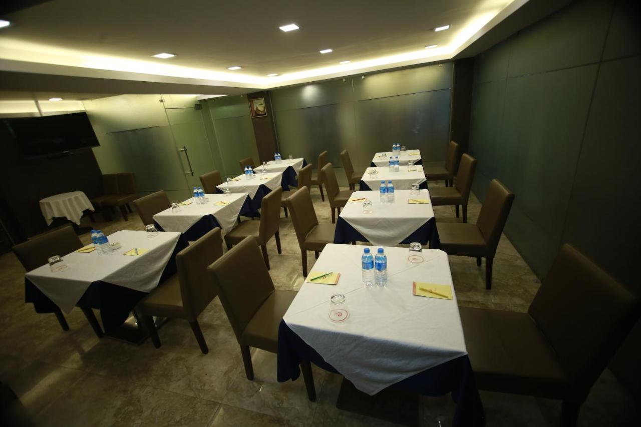 Hotel Comfotel Calcutta Buitenkant foto