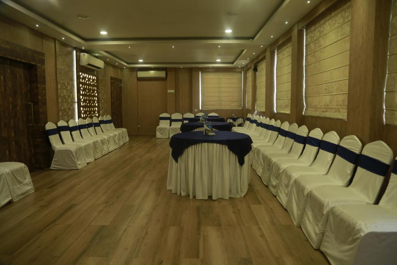 Hotel Comfotel Calcutta Buitenkant foto